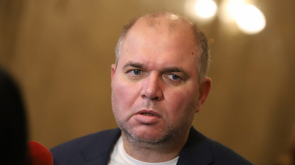 Владислав Панев: При ценови таван по бензиностанциите, най-вероятен изход ще е дефицит и опашки