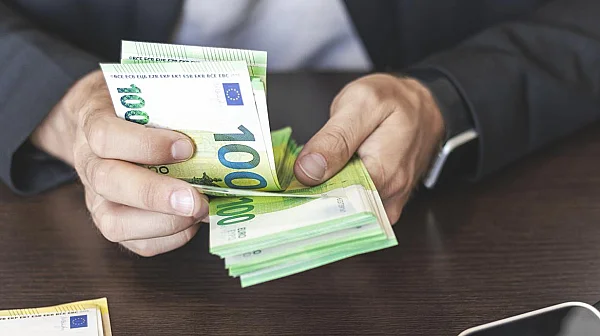 Обедняване чака всеки трети българин, сочи проучване на Евробарометър