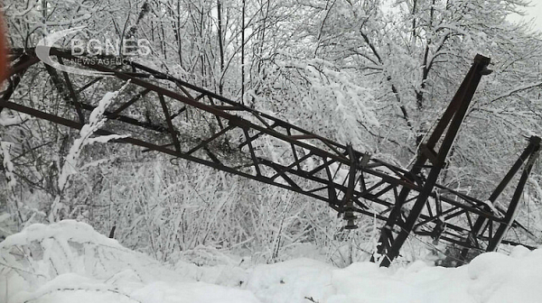 Заради мокрия сняг е усложнена обстановката в Западна България