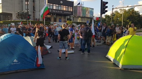 /видео/ Блокадата се разширява: И варненци опънаха палатки до оставката на Гешев и Борисов