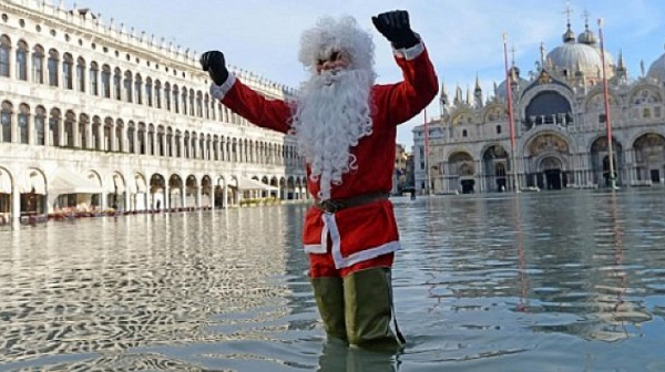 Дядо Коледа с гумени ботуши из Венеция