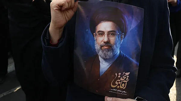 Новият върховен лидер на Иран е в неизвестност – помага ли това на режима?