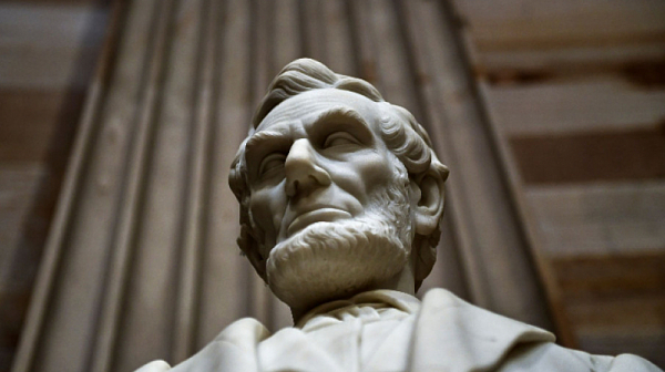 Демонстранти събориха статуите на Линкълн и Рузвелт в Портланд