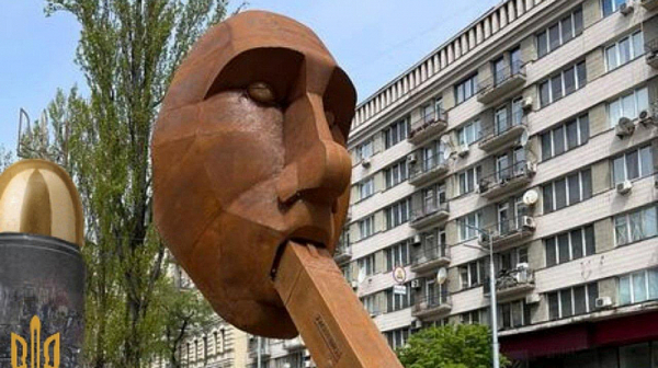 Zастрелай се! Паметник на Путин се появи в Киев