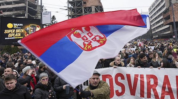 Сърбия отива на предсрочни избори след година протести