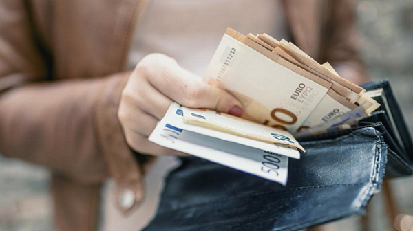 Не се променя или премахва договор с работодателя при заплата в евро?