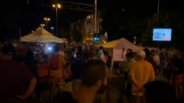 Протестиращите блокираха 4-то кръстовище в София. Палатки и барикади вече и на Ситняково /снимки и видео на живо/