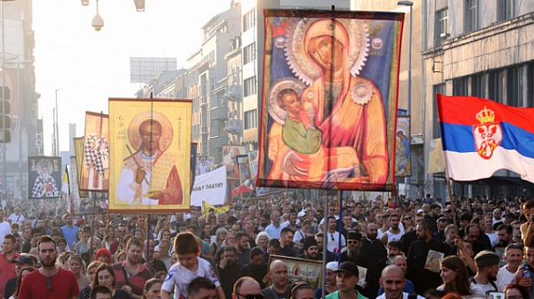 Многохиляден протест срещу провеждането на европейски прайд в Сърбия