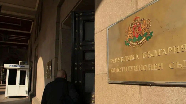 КС допусна за разглеждане делата за отнетите правомощия на президента в службите за сигурност