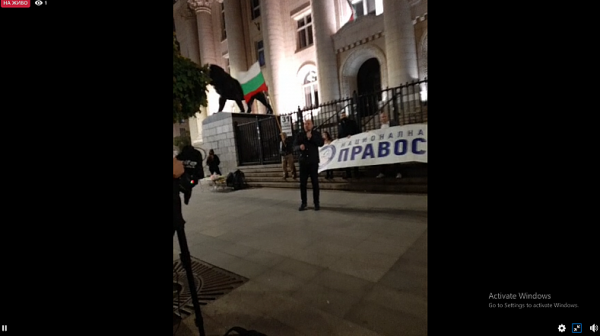 Протестиращи отново са пред Съдебната палата, искат оставките на Борисов и Гешев