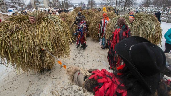 Маланка: Шумният украински ритуал, който гони злото
