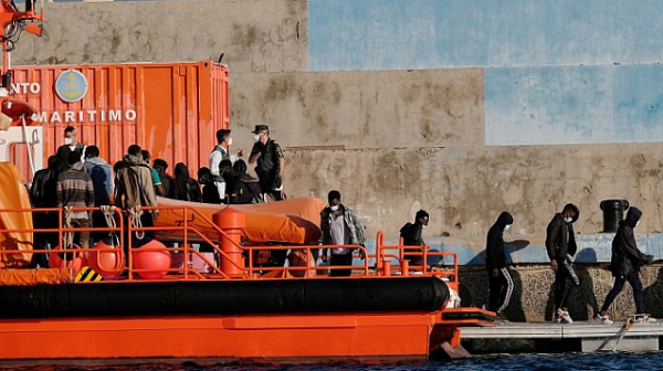 Мигранти: 3 мъртви, 5 изчезнали при корабокрушение край Канарските острови
