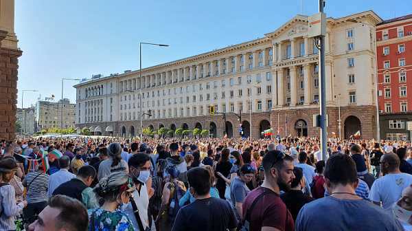Хиляди на протест пред МС. Искат оставка, скандират - мутри, вън! /видео/