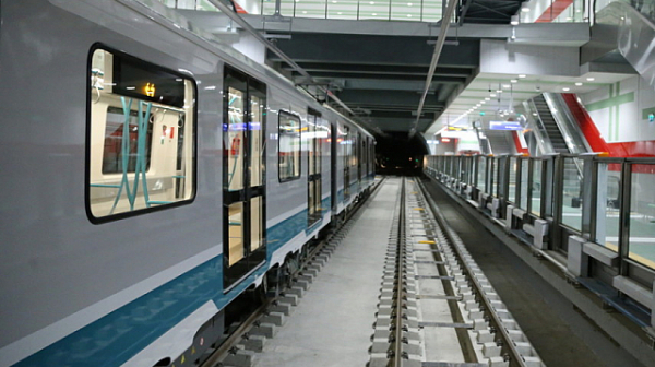 През март започва строителството на 3 км от третата линия на метрото
