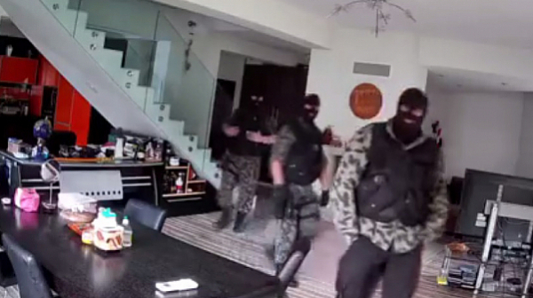 Полицията обискира къщата на Илия Златанов, главният свидетел в “Осемте джуджета” /видео/