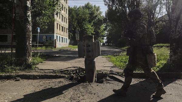 Украинските сили бяха принудени да се изтеглят от центъра на Северодонецк, заяви Генщабът на Украйна