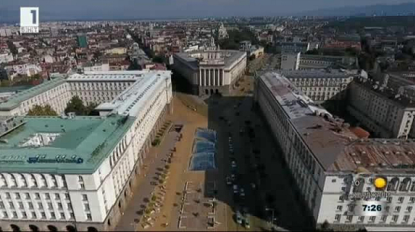 На сутринта след протестите: 40 задържани, жълт диван за ИТН и плакати пред НС