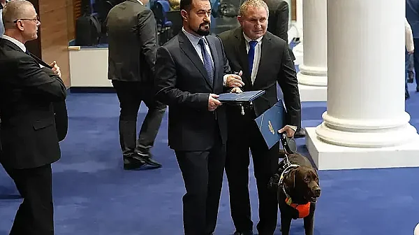 За първи път! Куче-водач в парламента