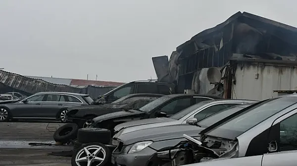 Пожар изпепели автоморга в Хасково, изгоряха 50 автомобила