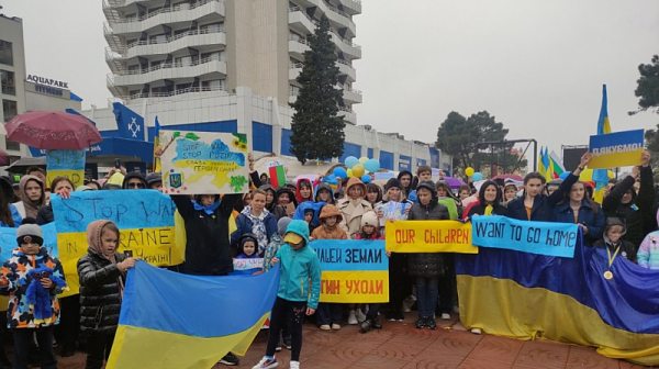В знак на благодарност за гостоприемството: Украинци на шествие в Слънчев бряг (видео)