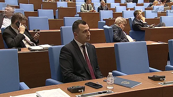 НС чака Гюров 2 часа заради самолетите, Нейнски ги нарече „логистични бензиностанции“