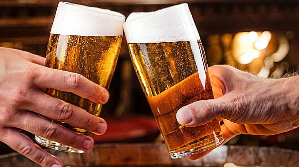 Пием по-малко бира: Heineken реже близо 7% от персонала си