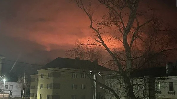 Украински дронове подпалиха ключова рафинерия на „Лукойл“, Русия отвърна с удари по Одеса