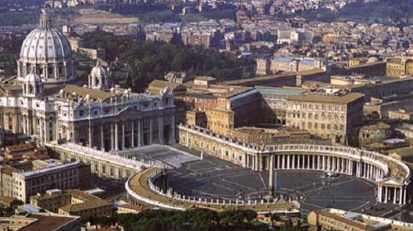Психично болен шофьор вилня във Ватикана, нахлу с автомобила си през една от портите