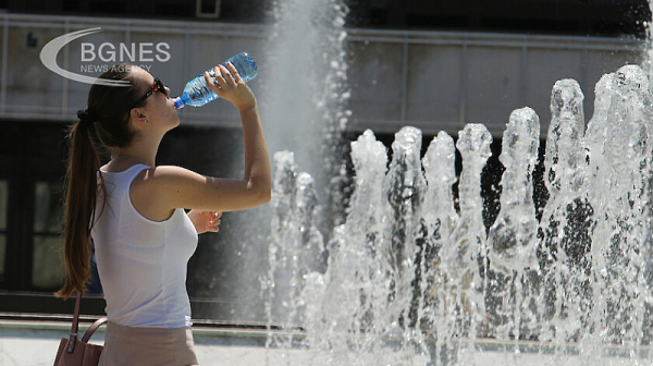 Заради жегата: Раздават вода, мият улици и напояват повече градинките в София