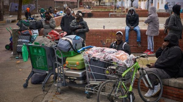 Испанската полиция изгони стотици мигранти от изоставена сграда