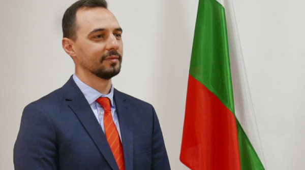 За шокиращи злоупотреби в ДКК алармира министър Богданов
