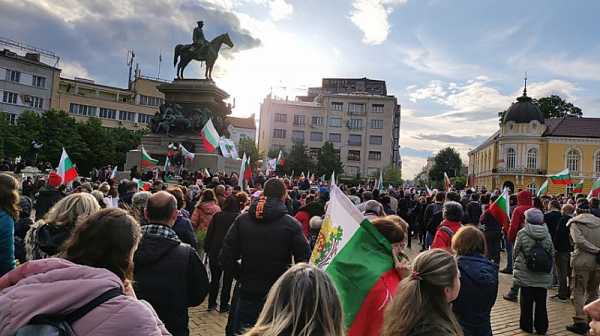Стотици зоват за неутралитет с тъпани и гайди в София