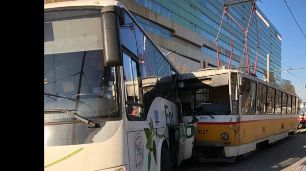 Сблъсък между автобус и трамвай в София