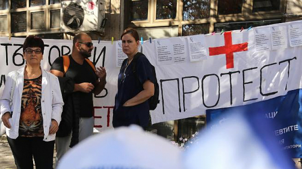Протест на медици пред МЗ. Искат по-големи заплати