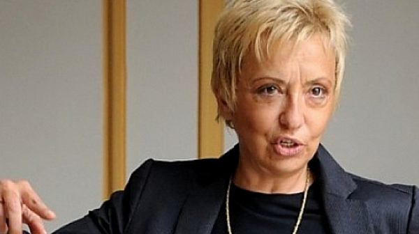 Диана Дамянова към прокуратурата: Драга Сийке, нахлуйте в Министерския съвет и оковете с пранги краката на Кирил Петков!