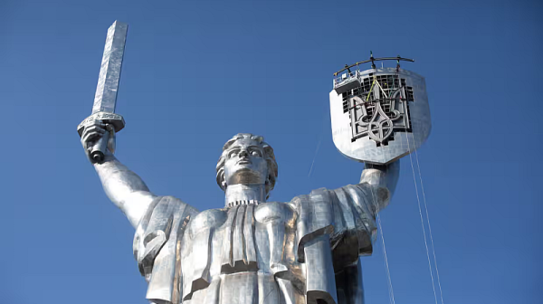 Украйна смени съветския символ на паметника на Родината в Киев