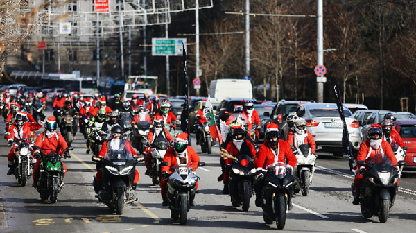 Дядо Коледовци тръгват на мотори из столичните улици