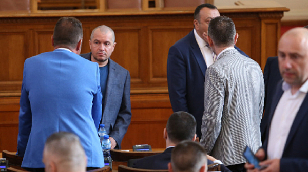 Депутатите от ИТН напуснаха залата при старта на дебатите за оттеглянето на Пламен Николов /допълнена/