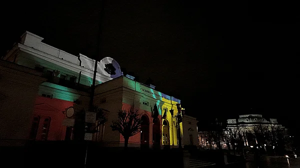 В знак на подкрепа: Българското и украинското знаме осветиха историческата сграда на НС