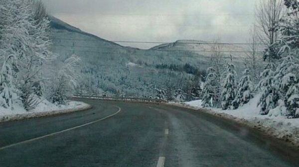 АПИ предупреждава шофьорите за областите със заледени пътища
