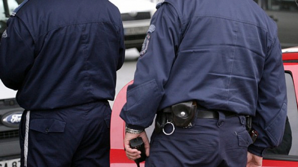 Заради много кредити полицаят от СДВР се хванал да превозва мигранти
