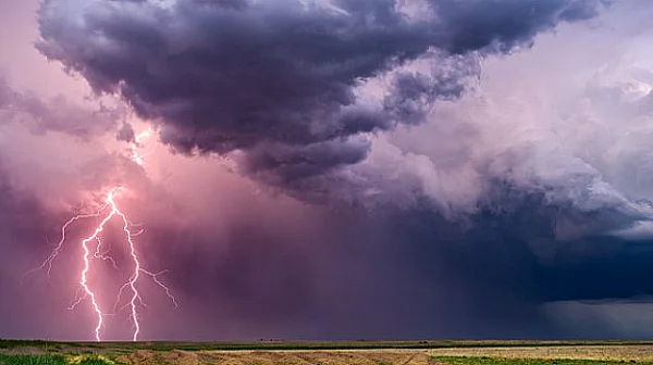 Топло начало на деня, следобед облаци, дъжд и гръмотевици