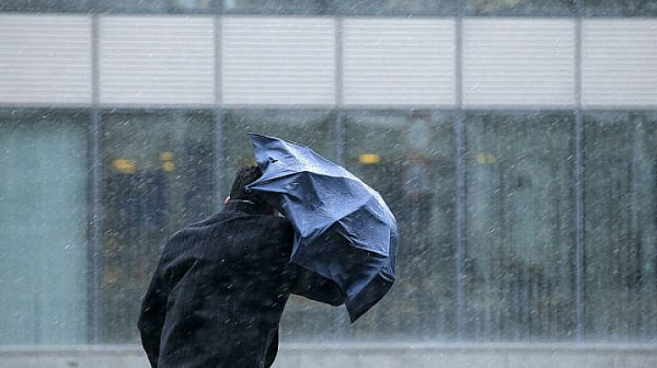 Облаци, мъгли и валежи на запад, силен югозападен вятър