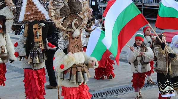 Маски, хлопки и студ: Живият обичай „Сурва“ през обектива на ФрогНюз