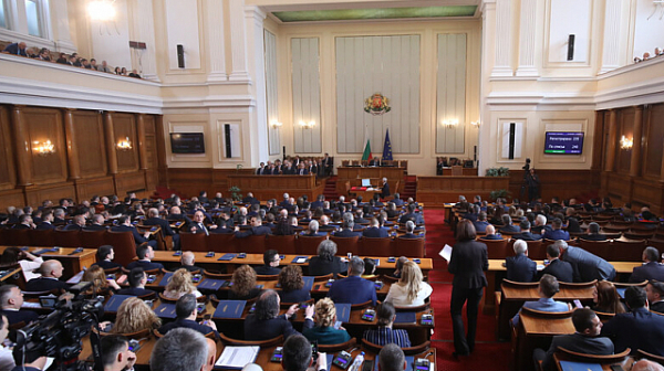 Нерви в пленарната зала заради изчисляването на заплатите на депутатите