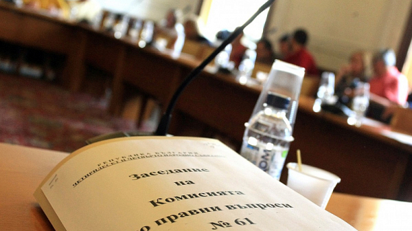 Правната комисия в НС няма да гледа днес по-тежките наказания за каналджиите, предложени от БСП
