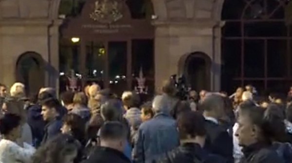 Гледайте на живо протеста срещу избора на Гешев под прозорците на президентството