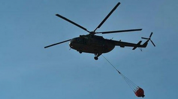 Военен хеликоптер гаси пожара в Рила