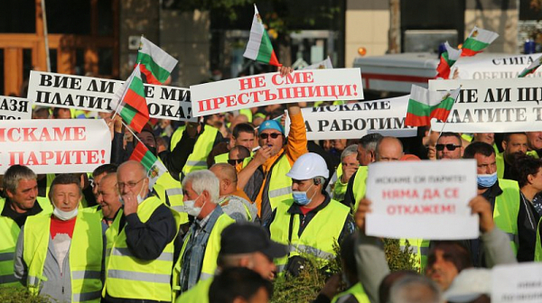 За четвърти път: Протест на пътни строители блокира центъра на София