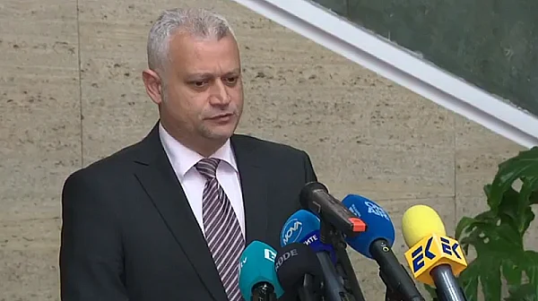 Министър Дечев сменил 23-ма от 28-те областни директори за три дни